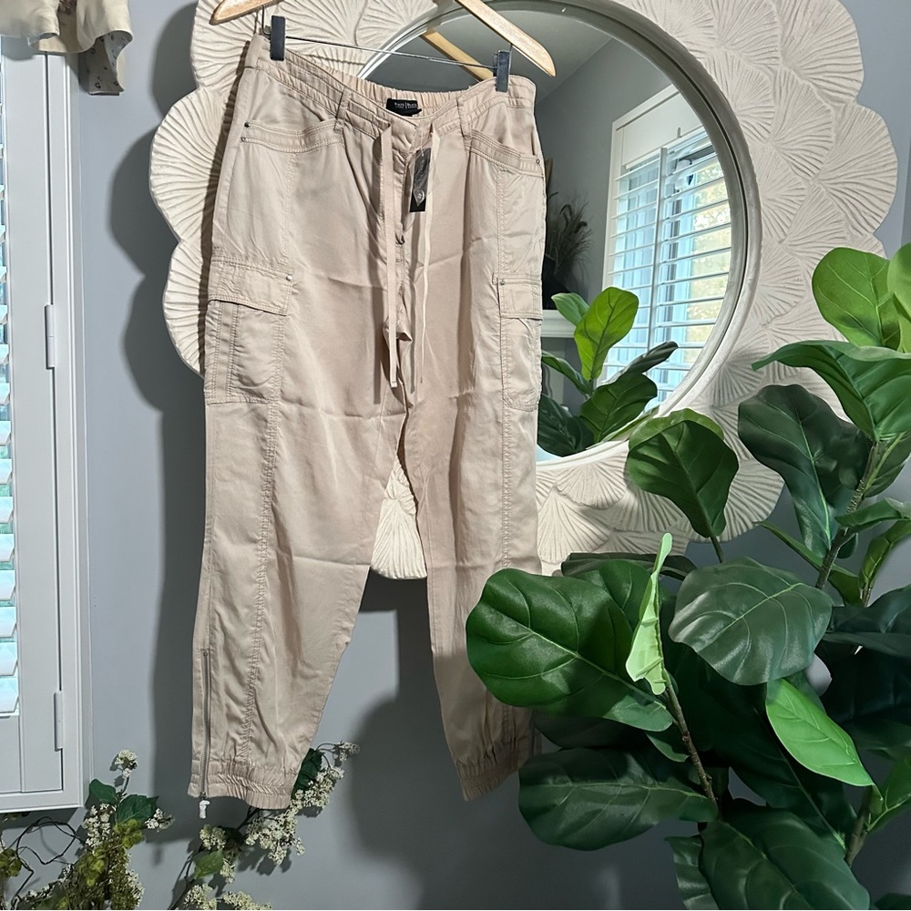 WHBM NWT Drapey Jogger are super cool & versatile in size 8